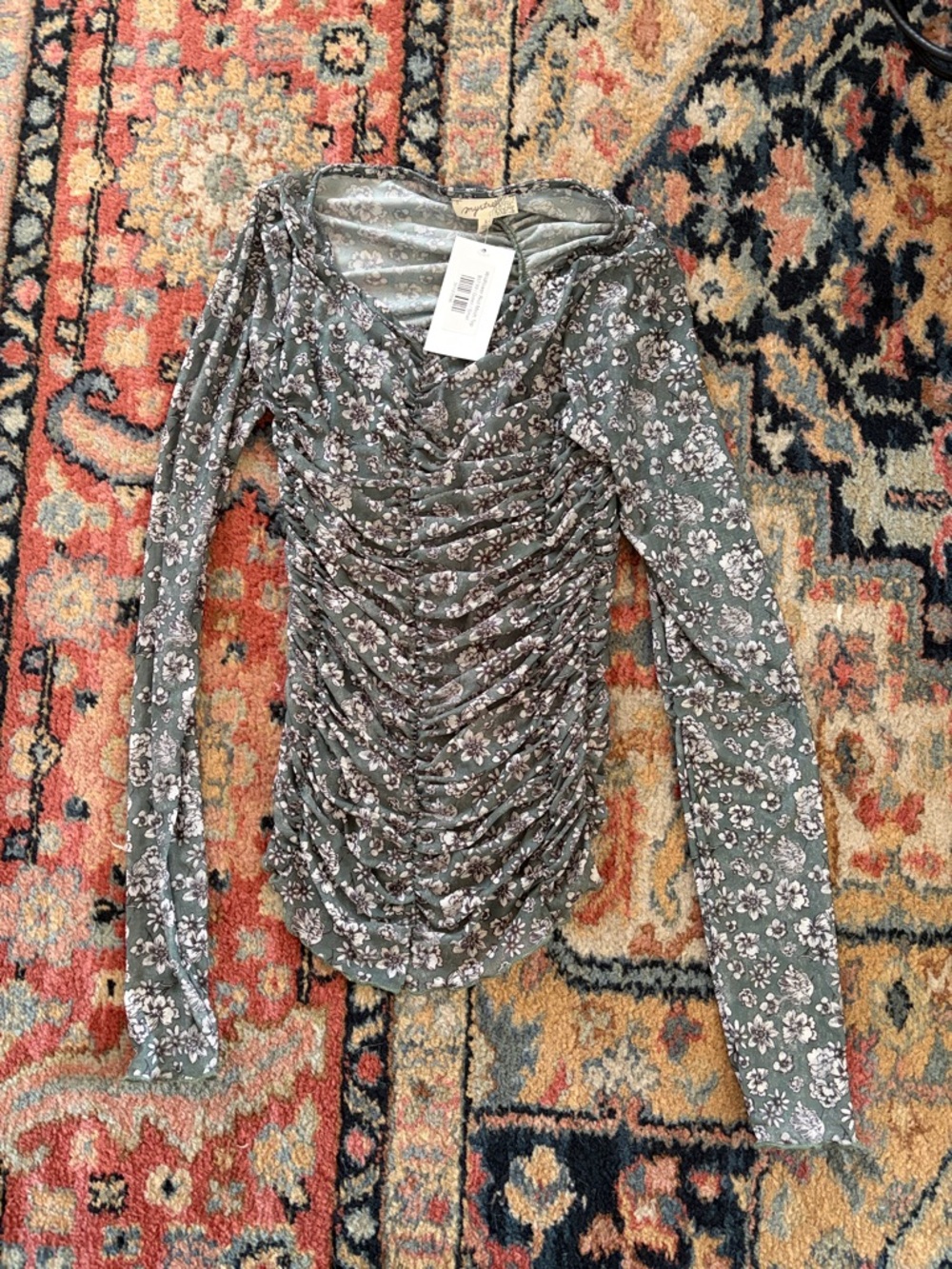 Mystree Gray-Green Floral Ruched Long Sleeve Top
